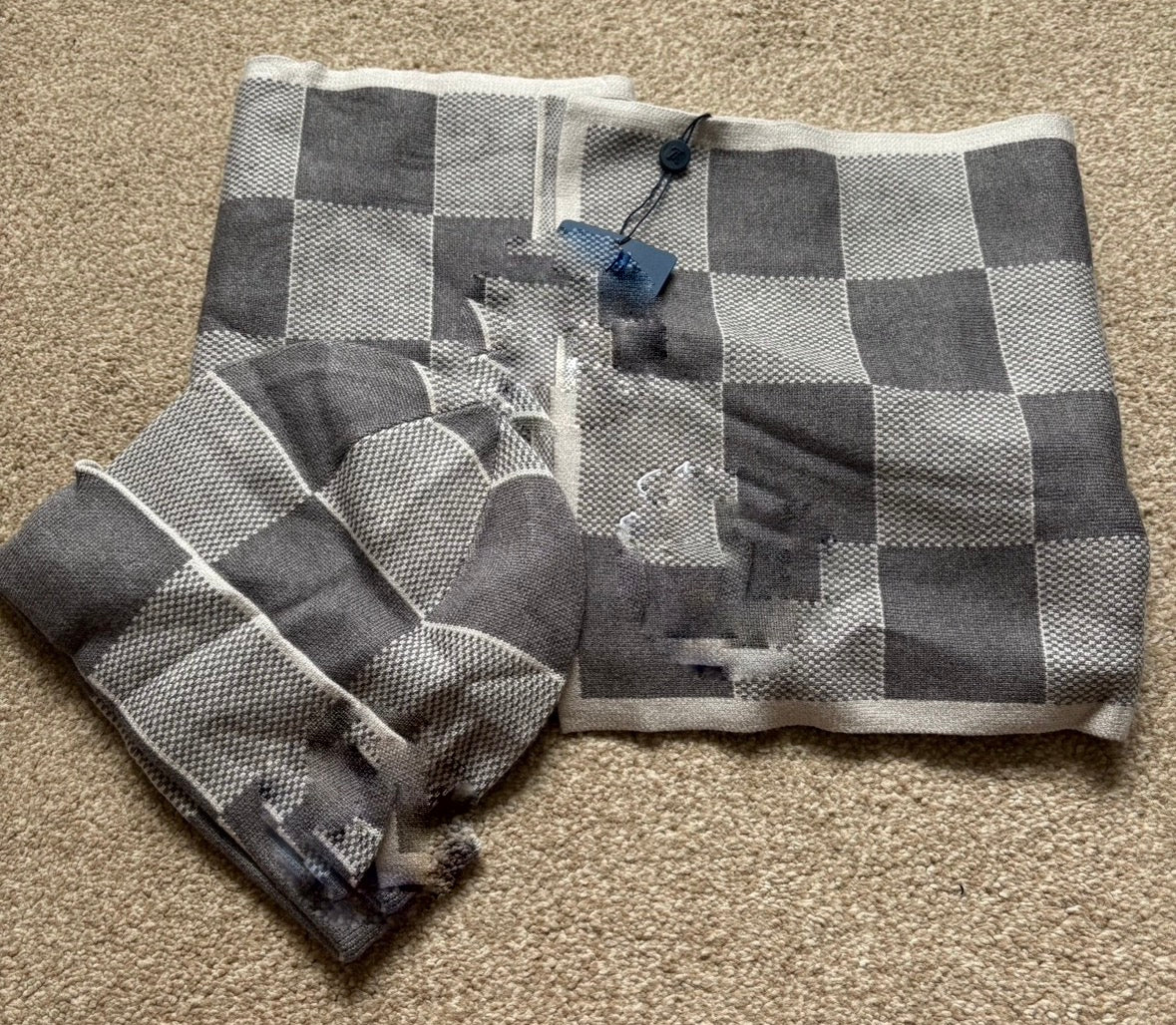 LVEE Hat And Scarf Set - In Hand